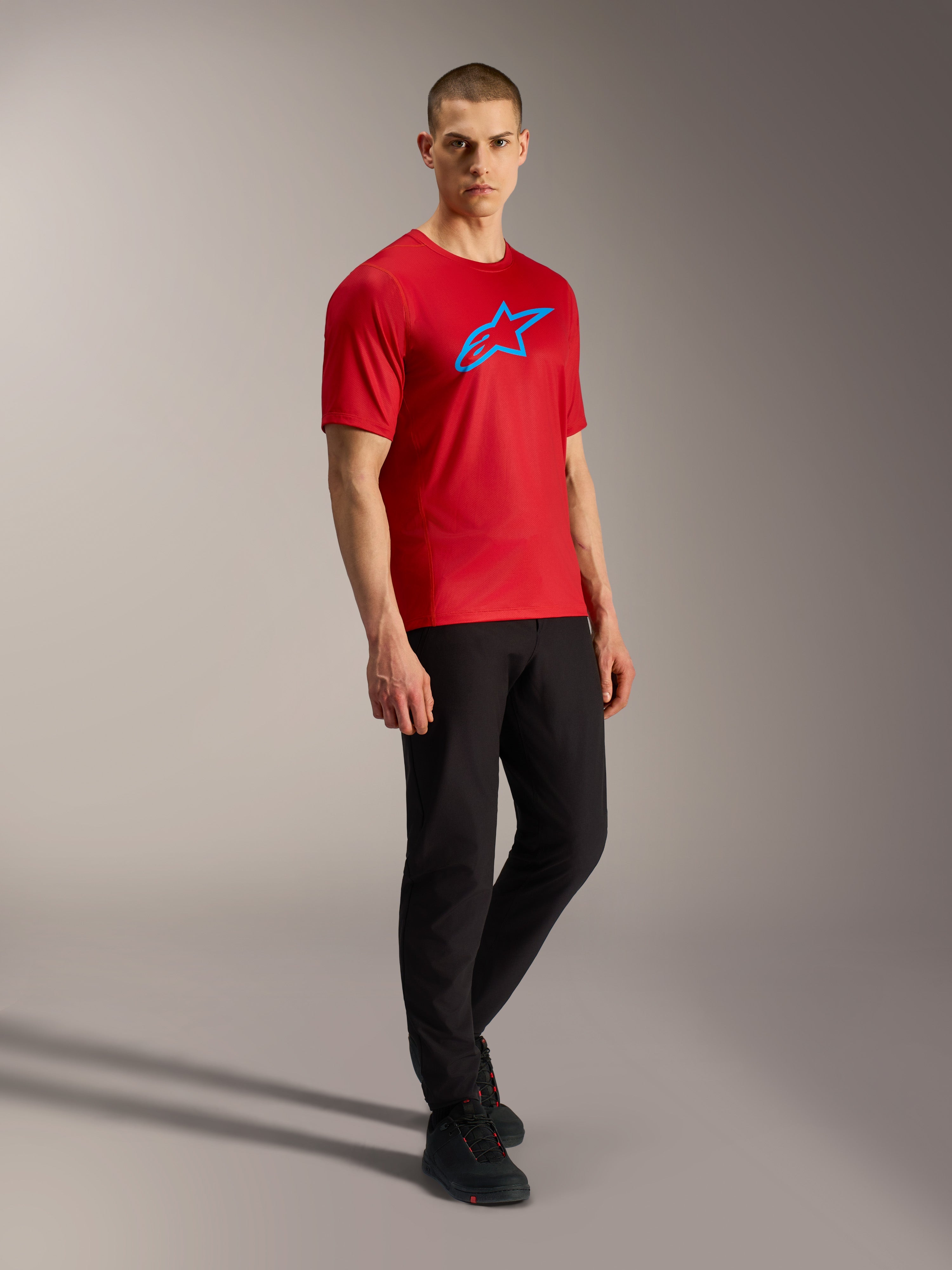 Maillot A-Dura Ride rouge à manches courtes avec logo Astars bleu, tissu jacquard léger, performance VTT.