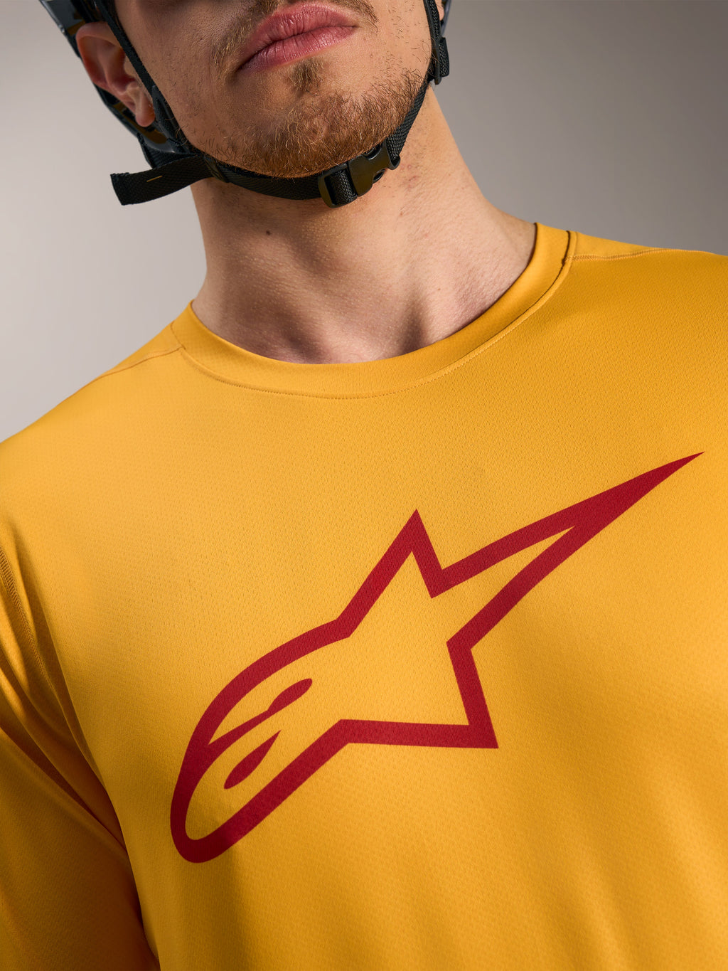 Oranje A-Dura Ride jersey met korte mouwen, rood Astars-logo op de borst, lichtgewicht MTB-performance kleding.