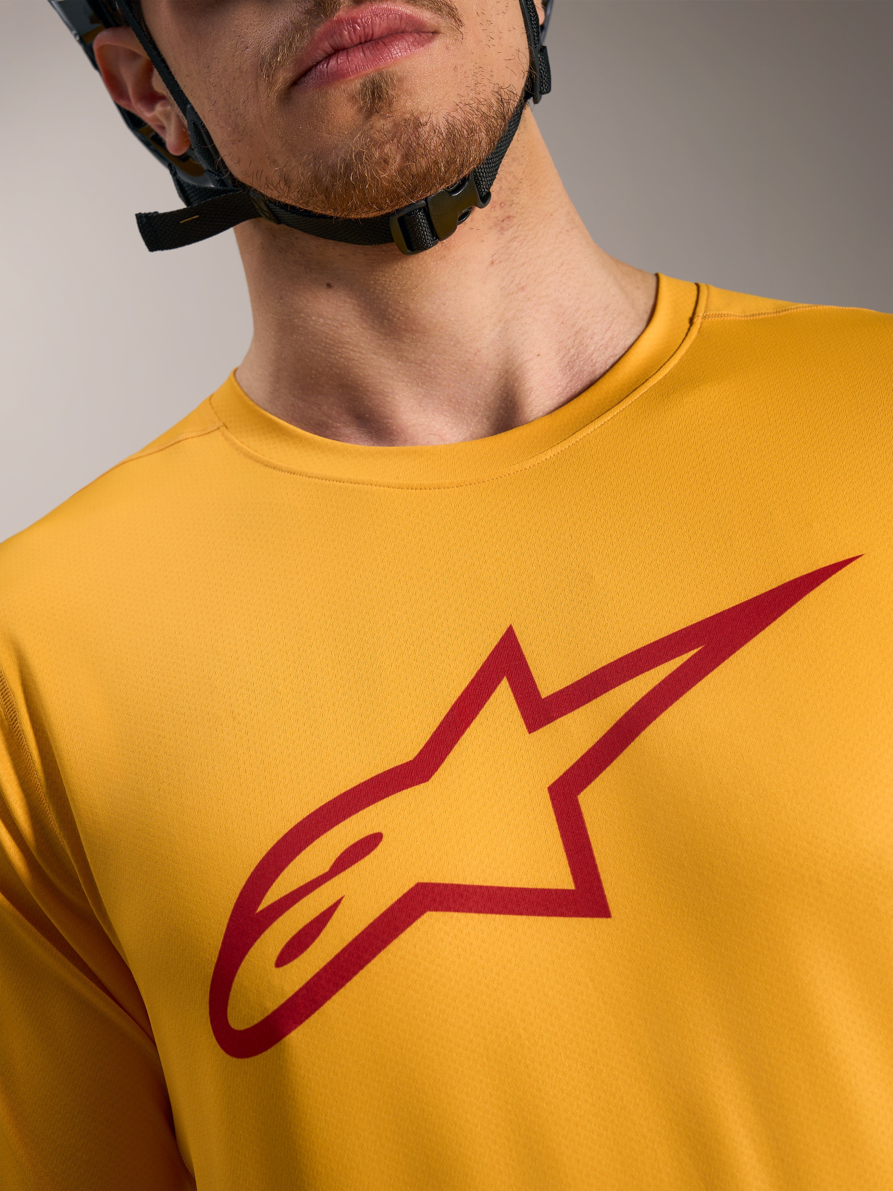 Oranje A-Dura Ride jersey met korte mouwen, rood Astars-logo op de borst, lichtgewicht MTB-performance kleding.