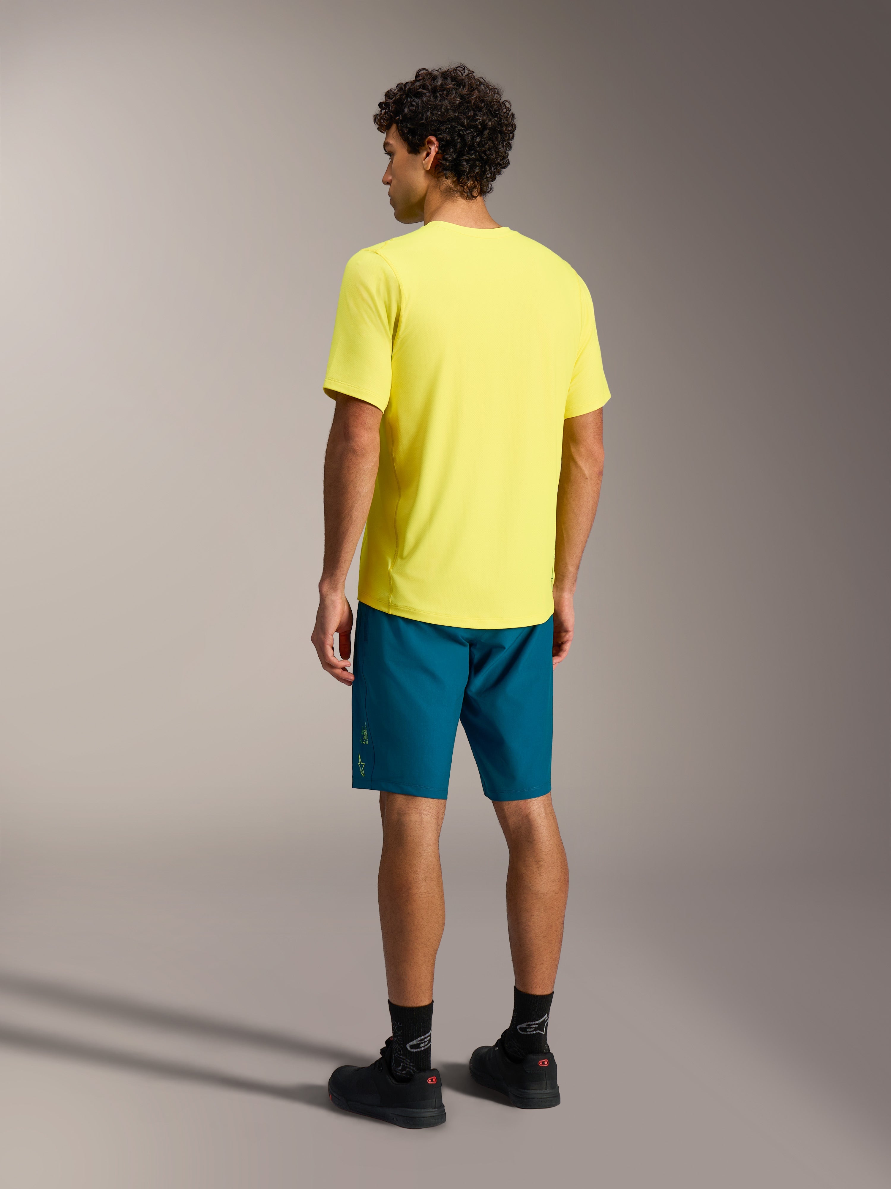 Maillot à manches courtes A-Dura Ride jaune fluo, vue arrière montrant le dos plongeant pour le VTT.