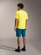 Maillot A-Dura Ride SS jaune et short A-Dura Ride bleu-vert, tenue de VTT Alpinestars vue de dos.