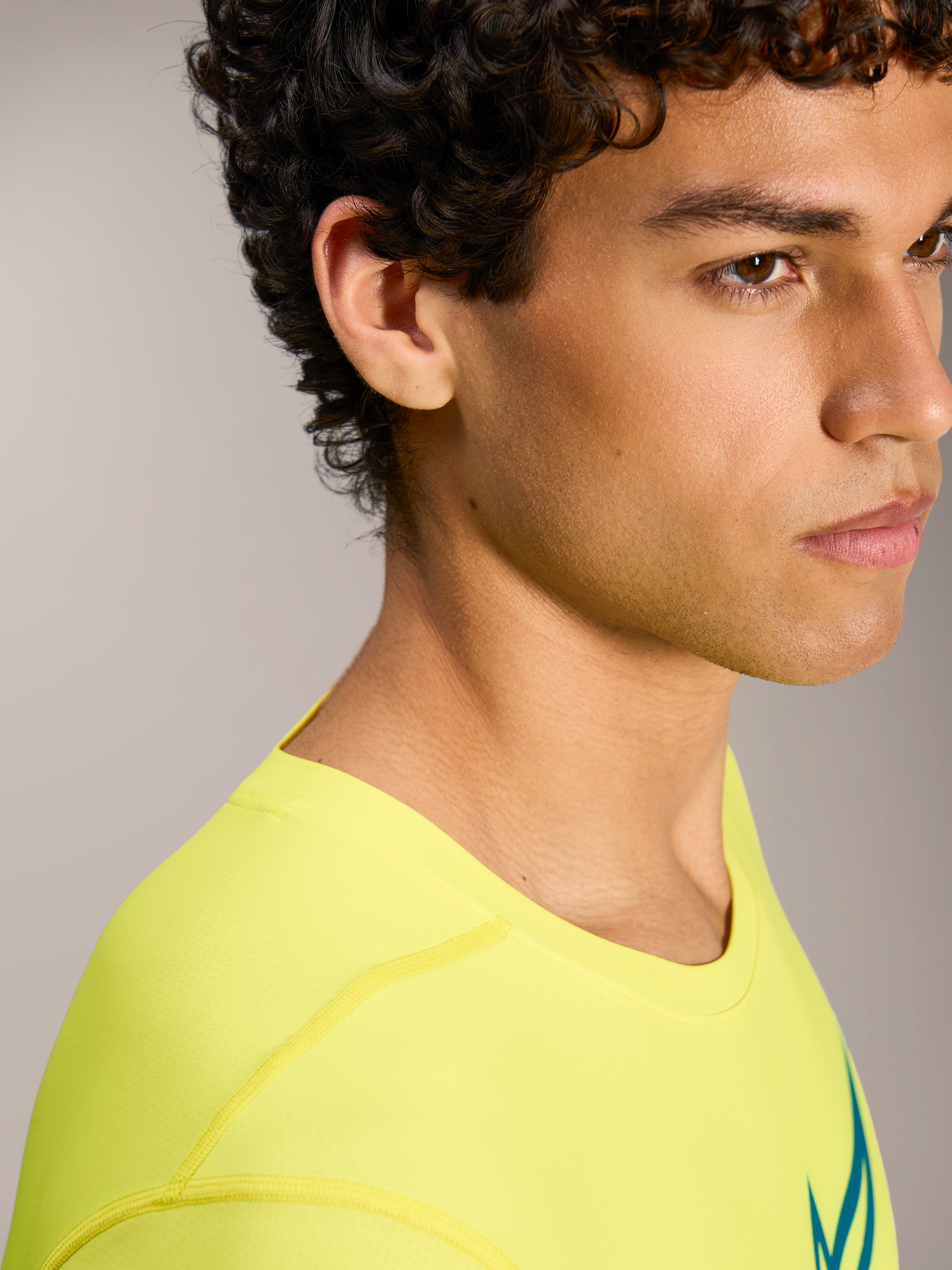 Maillot de VTT A-Dura Ride jaune fluo, haut technique à manches courtes avec col rond et tissu léger flexible.