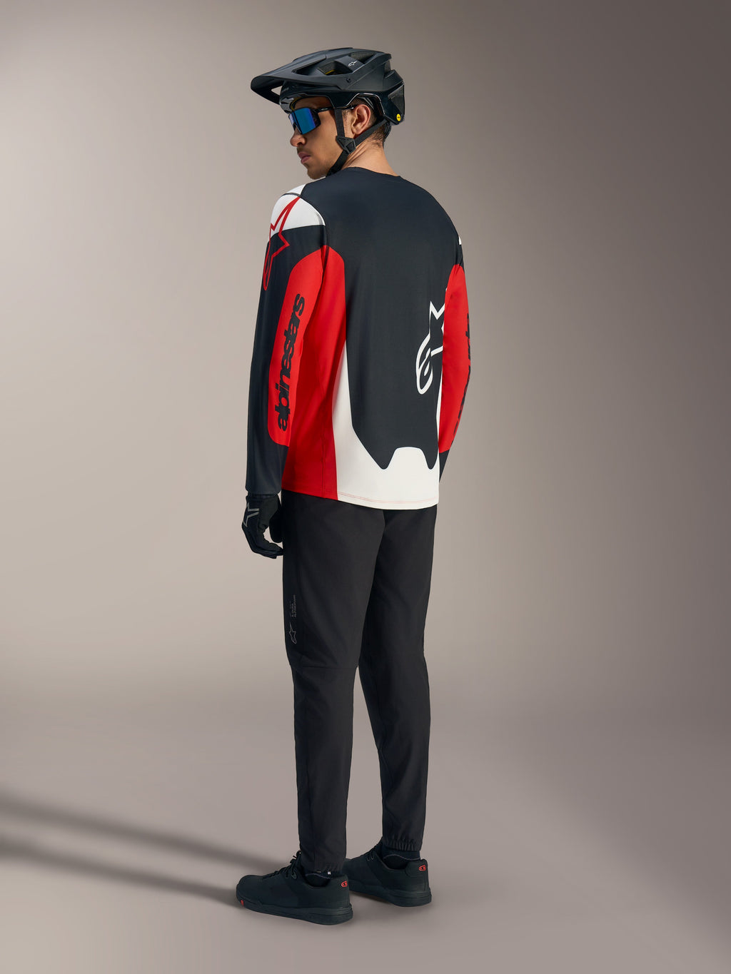 A-Dura Race MTB-jersey met lange mouwen in rood en zwart met graphics, achterzijde getoond in mountainbike-kit.