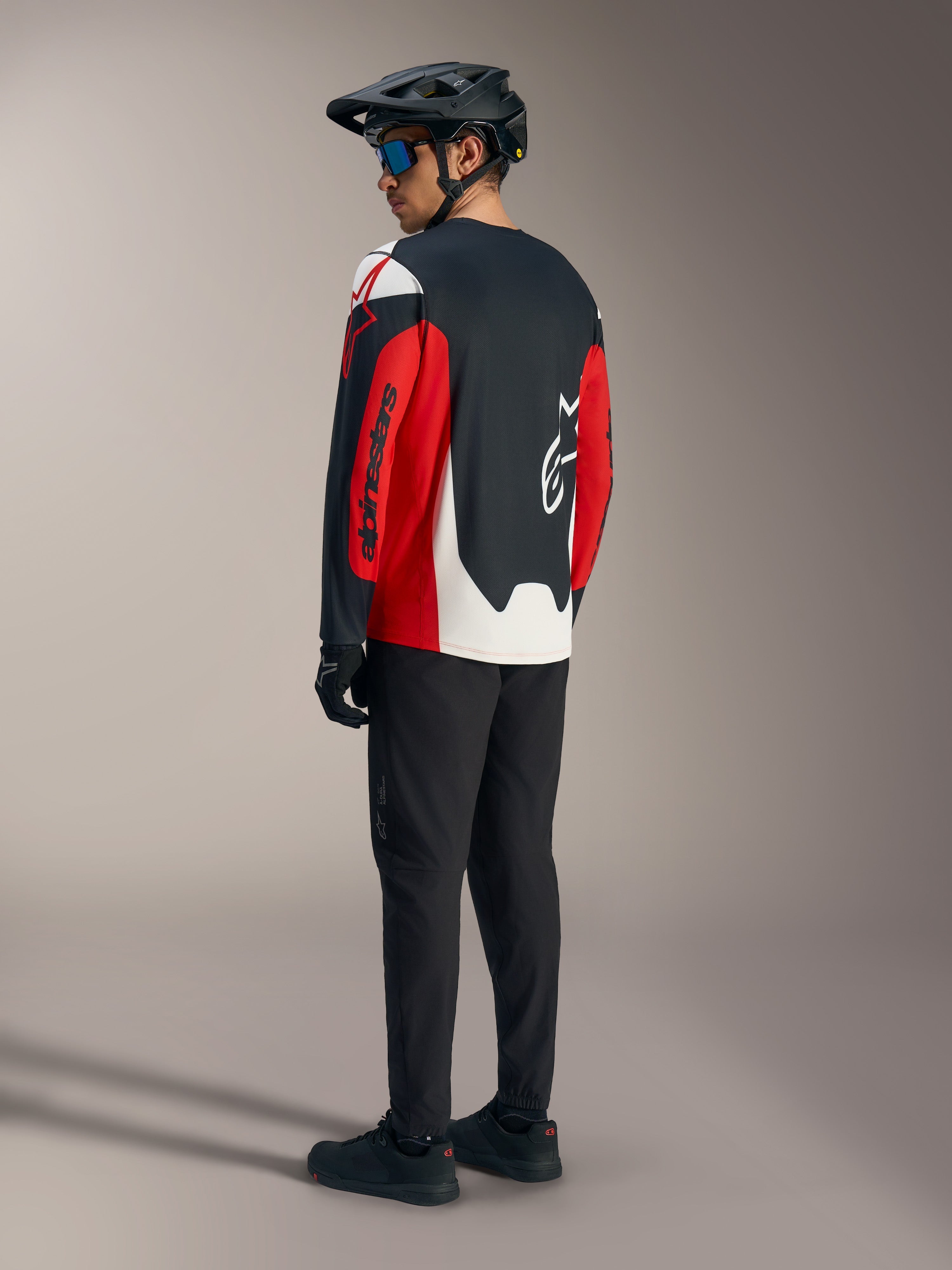 A-Dura Race MTB-jersey met lange mouwen in rood en zwart met graphics, achterzijde getoond in mountainbike-kit.
