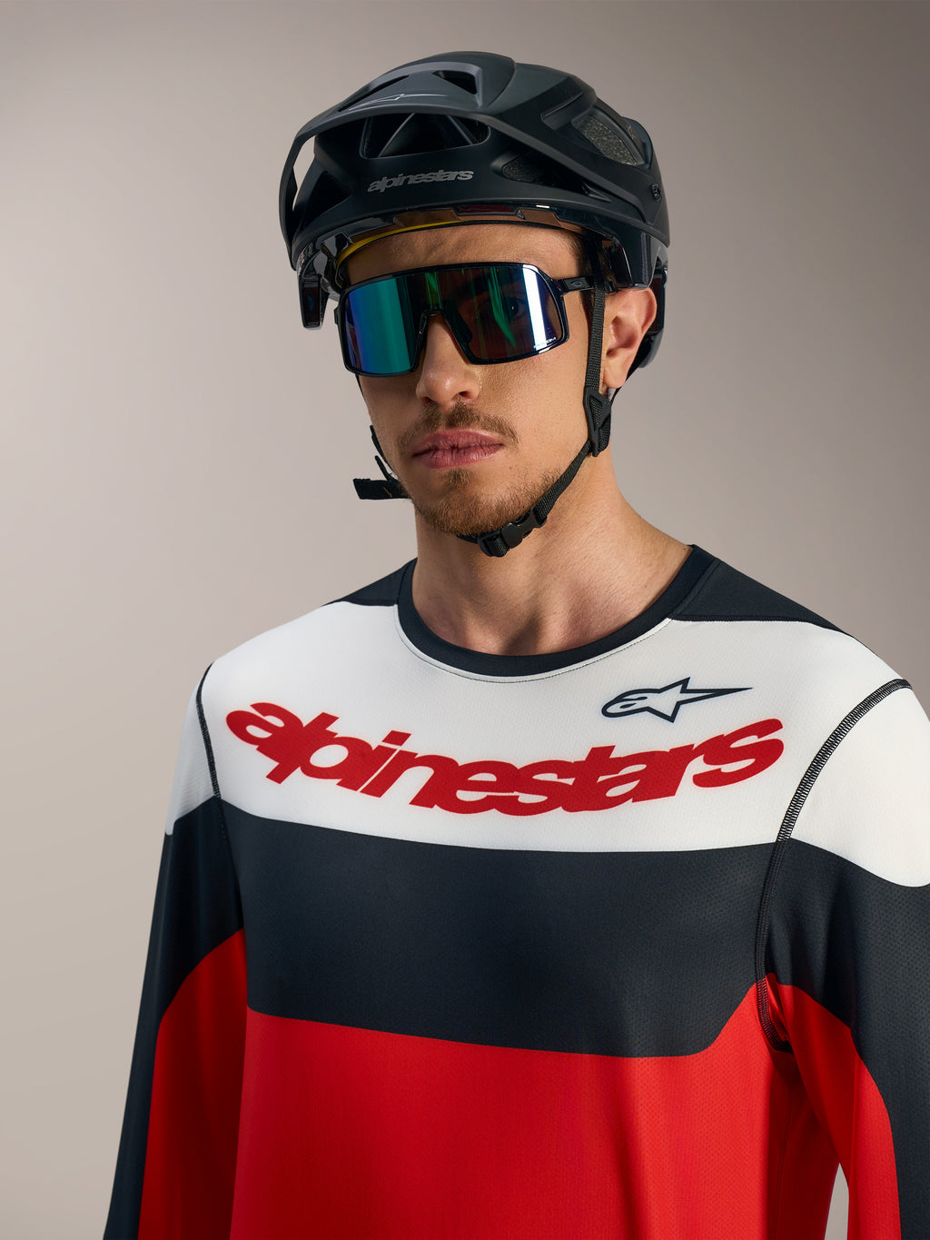 A-Dura Race trui met lange mouwen in rood, zwart en wit, voorzien van borstlogo, zwarte MTB-helm en sportbril.
