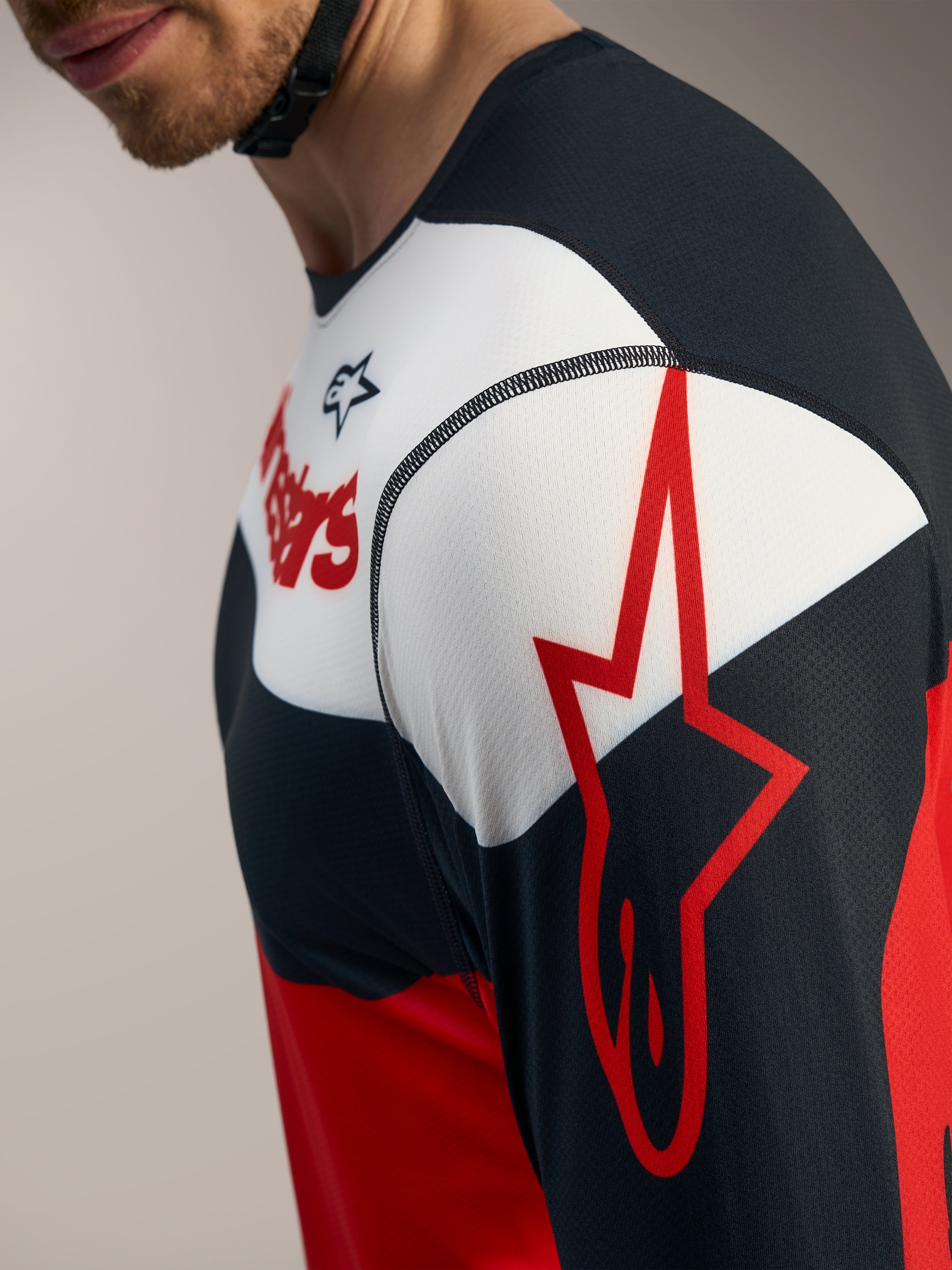 A-Dura Race MTB-trui met lange mouwen, rood, zwart en wit design met het Alpinestars sterlogo op de mouw.