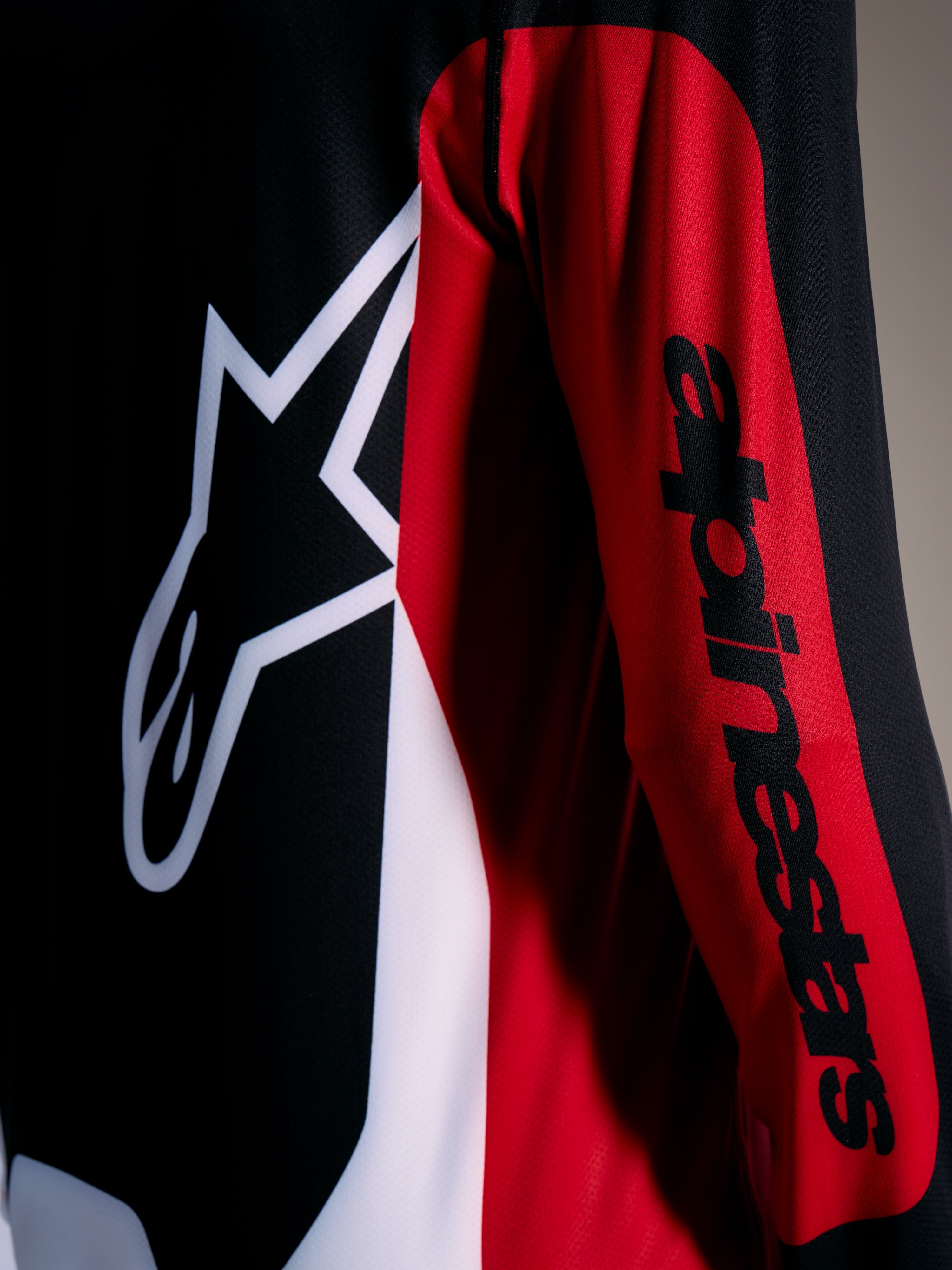 Rode A-Dura Race Jersey met wit Astars-logo en zwart woordmerk op de mouw, technische MTB-kleding.