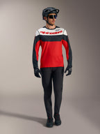 Rode Alpinestars A-Dura Race Jersey met lange mouwen, witte en zwarte panelen, MTB-broek en beschermende uitrusting.