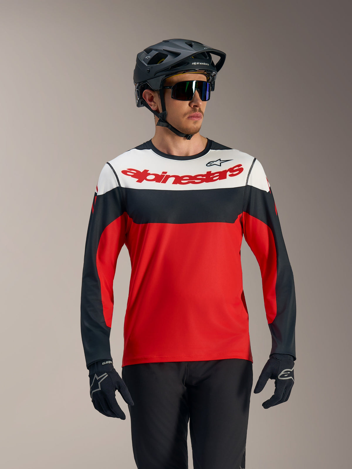 Alpinestars A-Dura Race Langarmtrikot in Rot, Schwarz und Weiß mit markantem Logo für MTB-Performance.