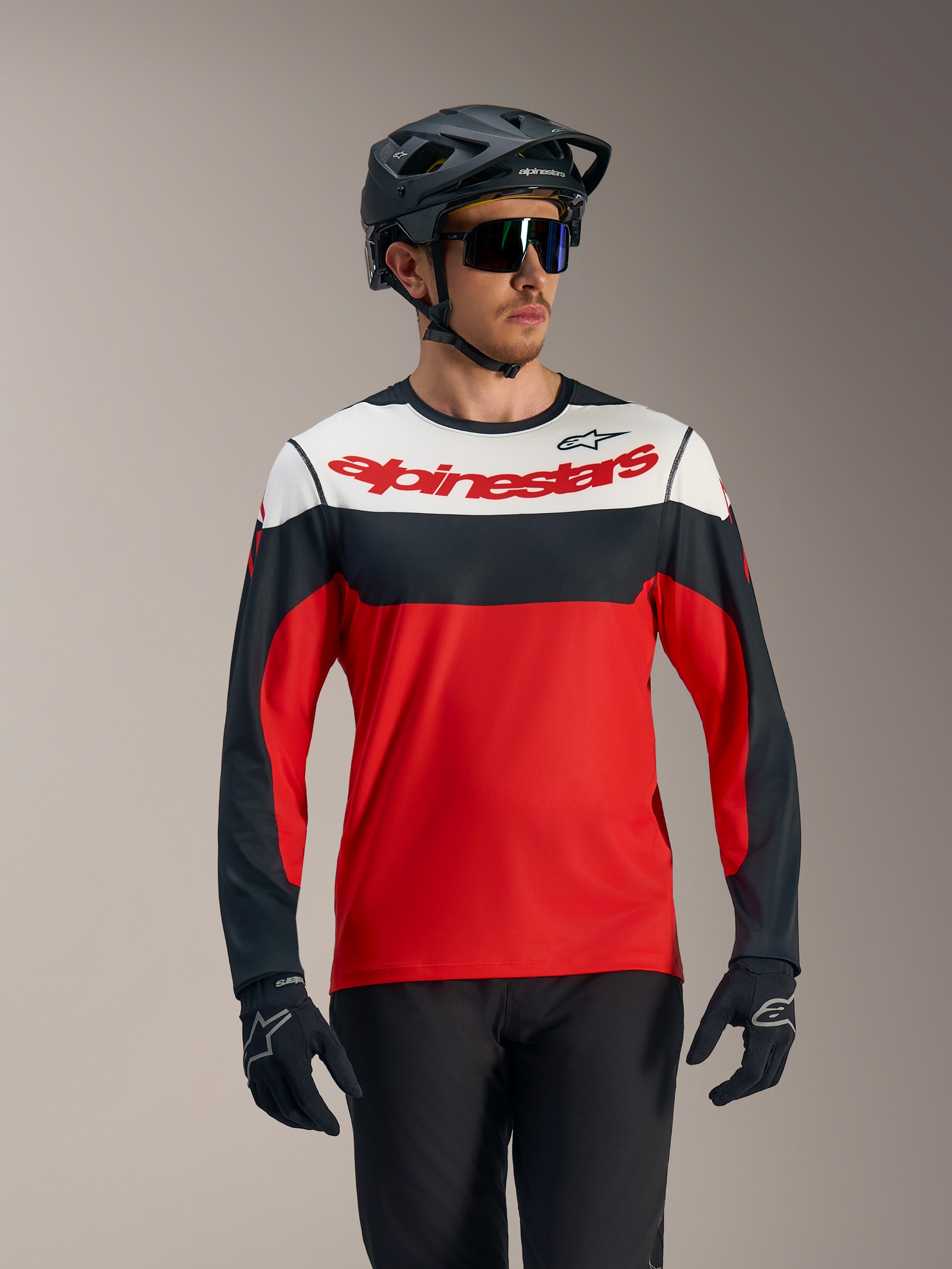 A-Dura Race jersey met lange mouwen in rood, zwart en wit, met opvallend Alpinestars-logo voor MTB-prestaties.