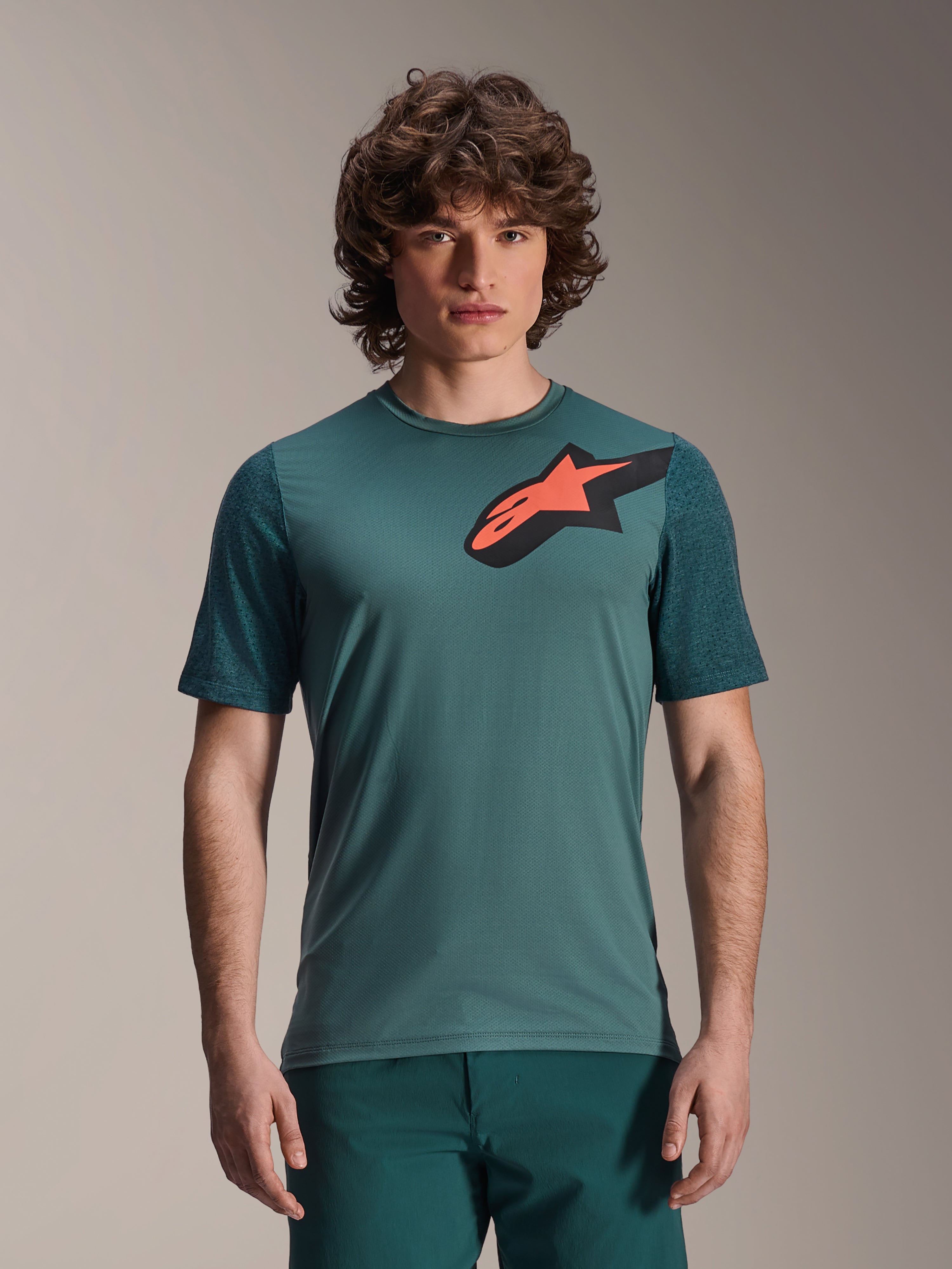 Maillot Alpinestars A-Dura Lipan, maillot de VTT à manches courtes, vert Silver Pine, grand logo Astars noir et orange sur la poitrine, coupe régulière, tissu technique léger pour le vélo de montagne