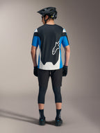 Alpinestars A-Dura Race SS Jersey in blauw en zwart, gestyled met technische MTB-shorts en performance-uitrusting.