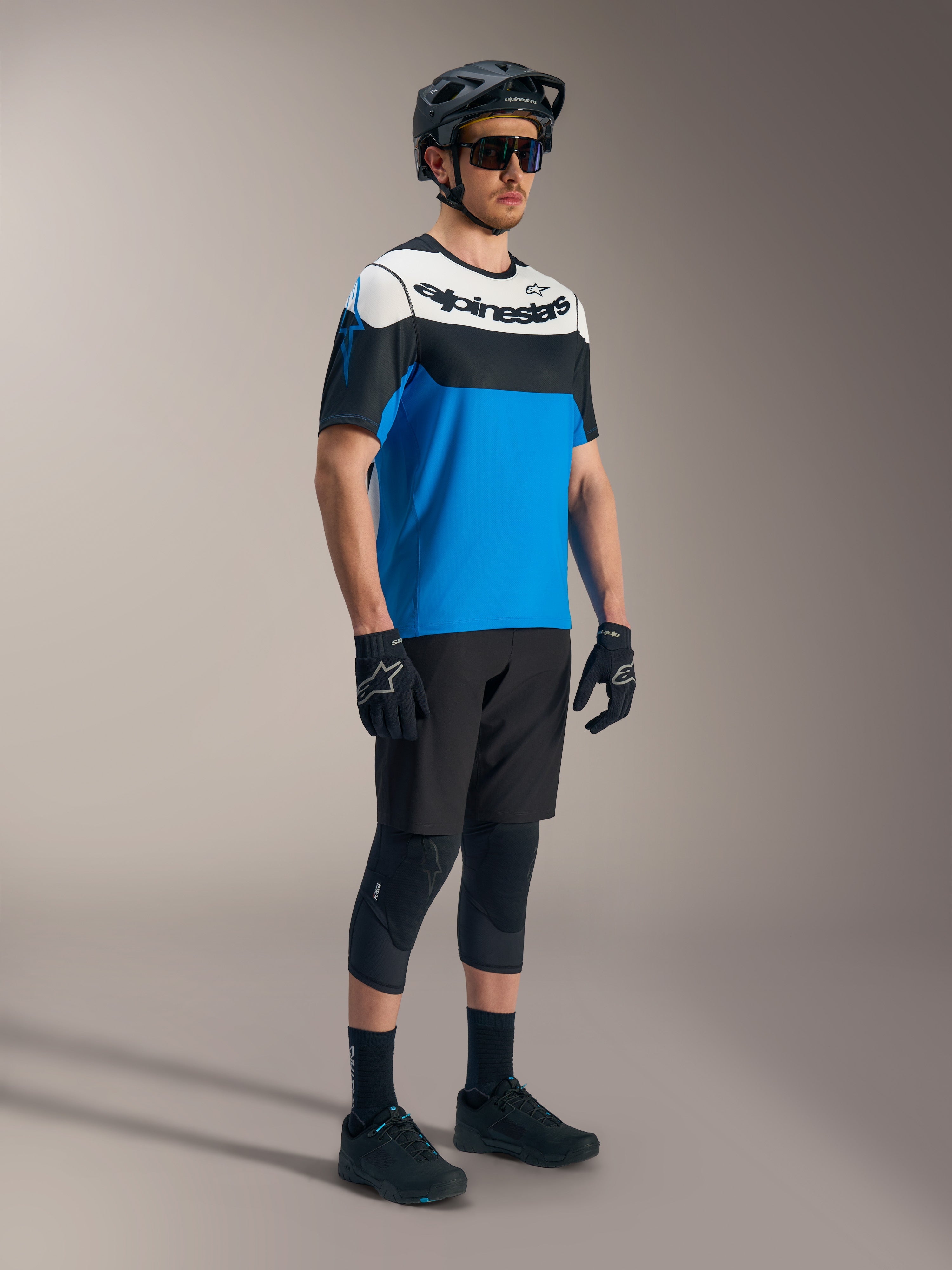 Alpinestars A-Dura Race SS fietsshirt in blauw, zwart en wit met A-Dura Ride shorts en MTB-bescherming.