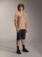 Short Alpinestars A-Dura, short de VTT noir, porté par un mannequin avec un maillot beige à manches courtes orné du logo Alpinestars, chaussettes noires et chaussures noires, équipement de VTT durable pour le tout-terrain