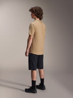 Short Alpinestars A-Dura, short de VTT, noir, associé à un maillot à manches courtes A-Dura beige et des chaussures de vélo noires, présentant une coupe régulière et une construction durable pour le cyclisme tout-terrain, vue latérale arrière