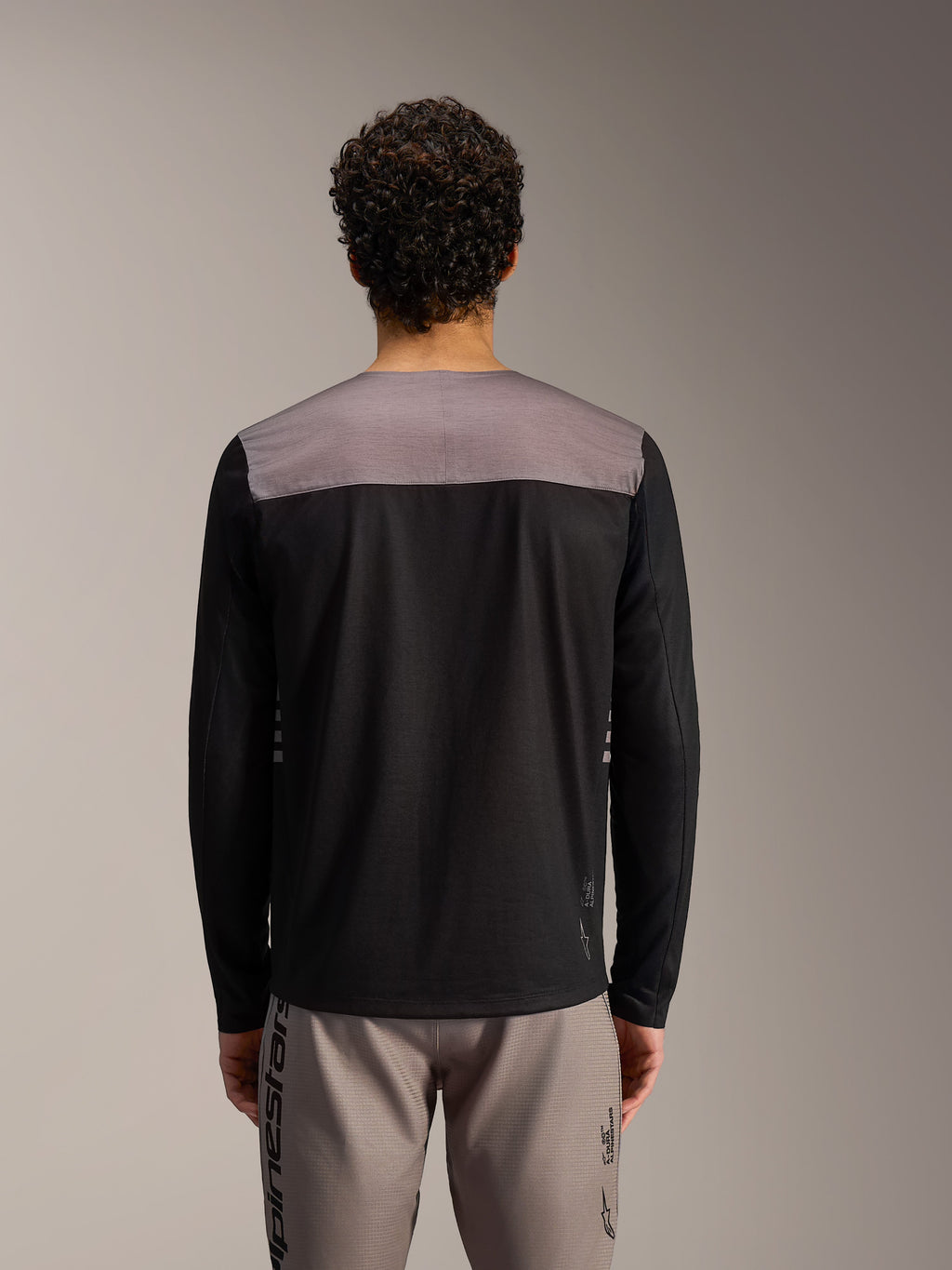 Maillot Alpinestars A-Dura Elite 2.0 noir à manches longues avec empiècement gris aux épaules, vue de dos.