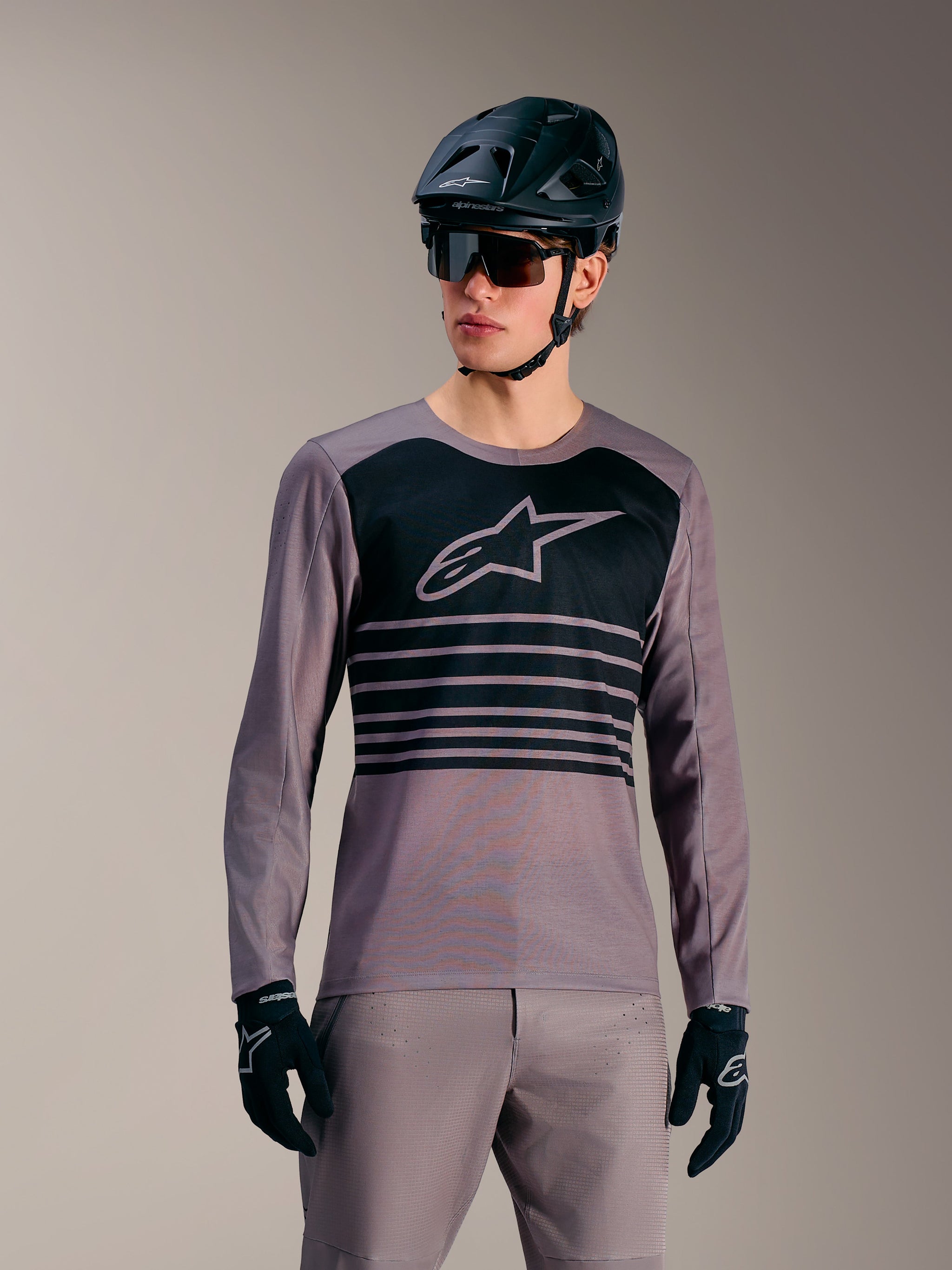 Alpinestars A-Dura Elite Langarm-Trikot in Grau mit schwarzer Grafik, hochwertige MTB-Trail-Ausrüstung.