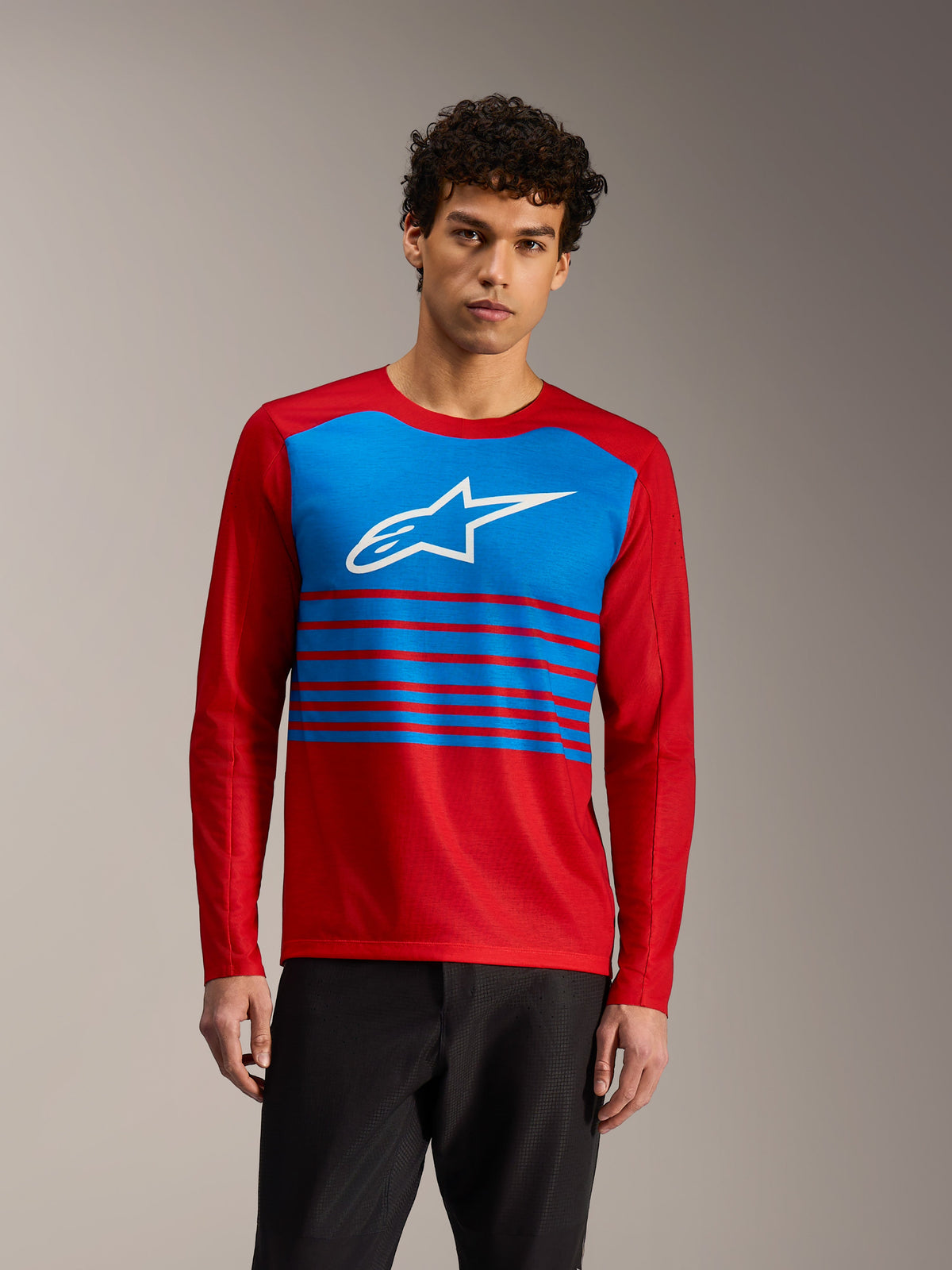 A-Dura Elite 2.0 rode jersey met lange mouwen, blauw borstpaneel, wit Alpinestars-logo en strepen voor MTB-trailrijden.