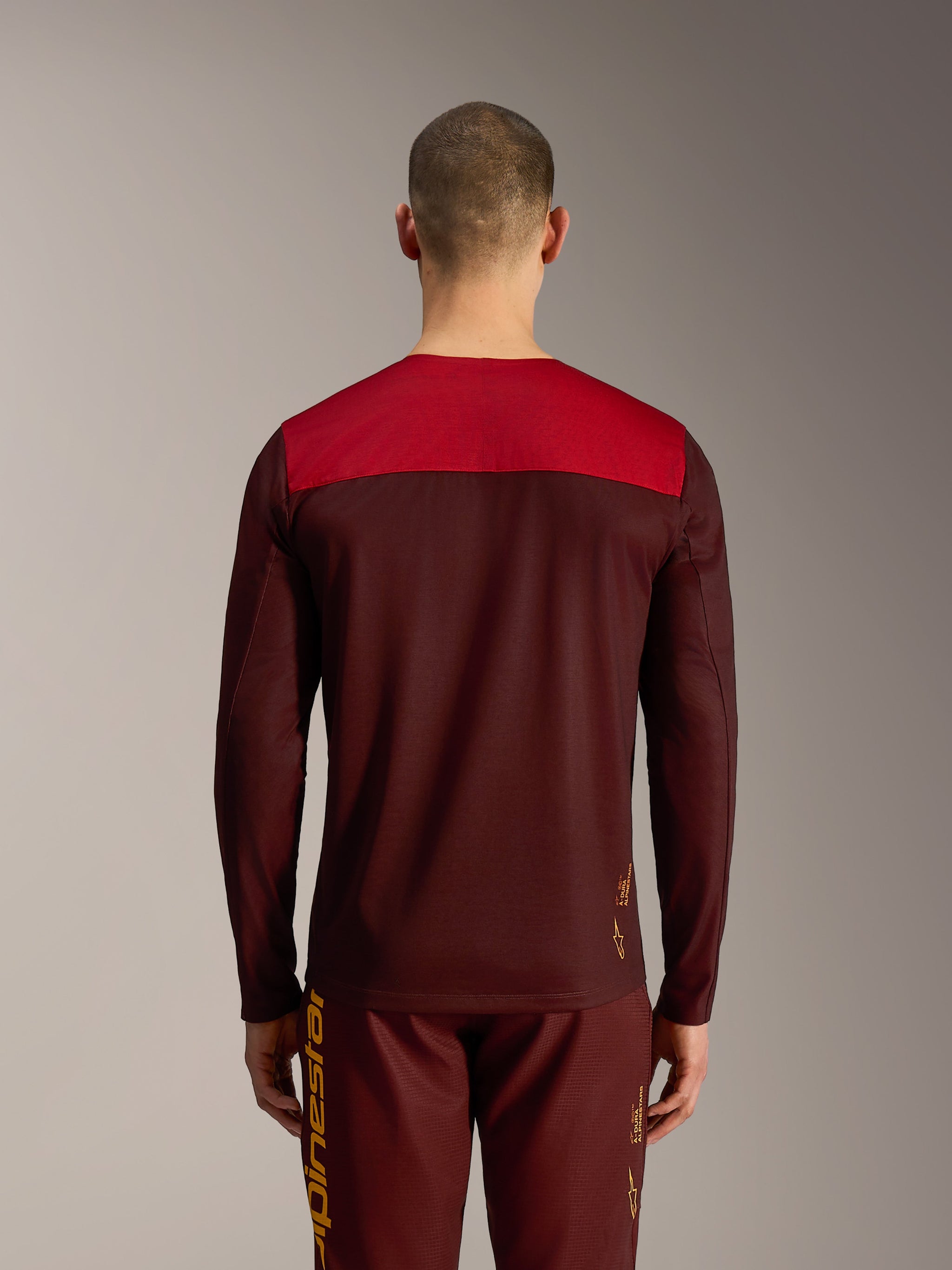 Alpinestars A-Dura Elite 2.0 MTB-trui, bordeaux met rood schouderpaneel, achteraanzicht shirt met lange mouwen.