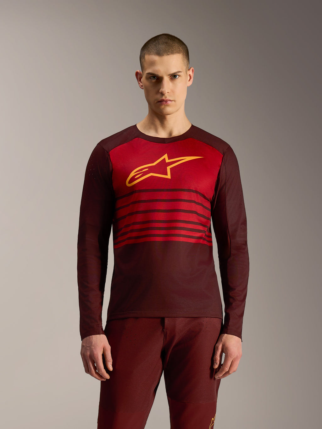 Bordeauxrode A-Dura Elite Jersey 2.0 met lange mouwen, horizontale strepen en geel Alpinestars-logo voor MTB.