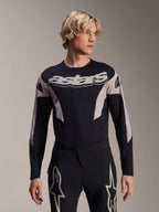 Alpinestars A-Supra Melt Jersey à manches longues, maillot de VTT, noir et gris, avec le graphisme « astars » sur la poitrine et des manches à motifs, porté avec un pantalon de performance assorti