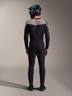 Zwarte Alpinestars A-Supra Elite MTB-kit met performance broek, jersey en full-face helm, achteraanzicht.