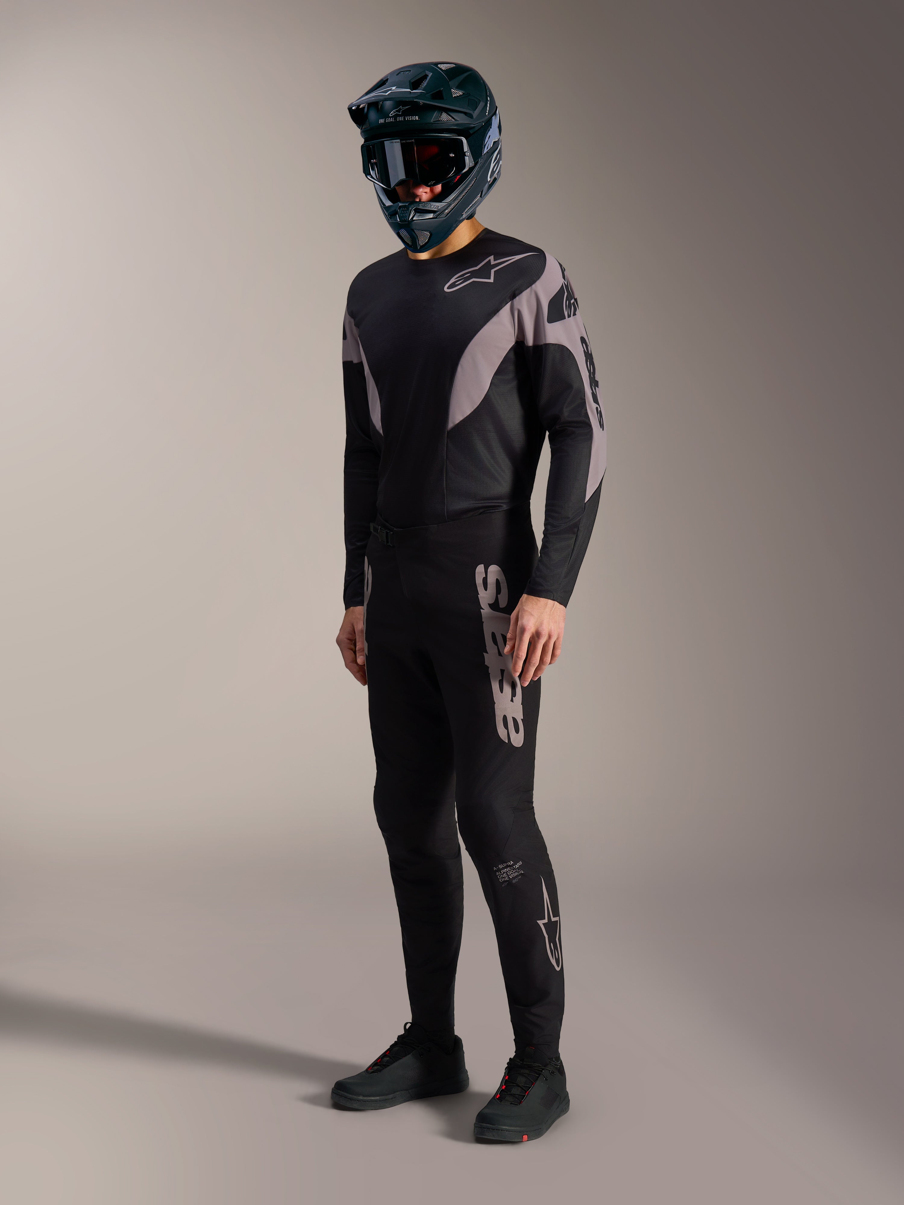 Zwart-grijze A-Supra Elite MTB-kit met performance stretchbroek, jersey en opvallende Alpinestars-branding.