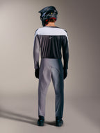 Maillot A-Supra Elite Faded Gray, vue arrière d'un équipement VTT haute performance à panneaux ventilés.