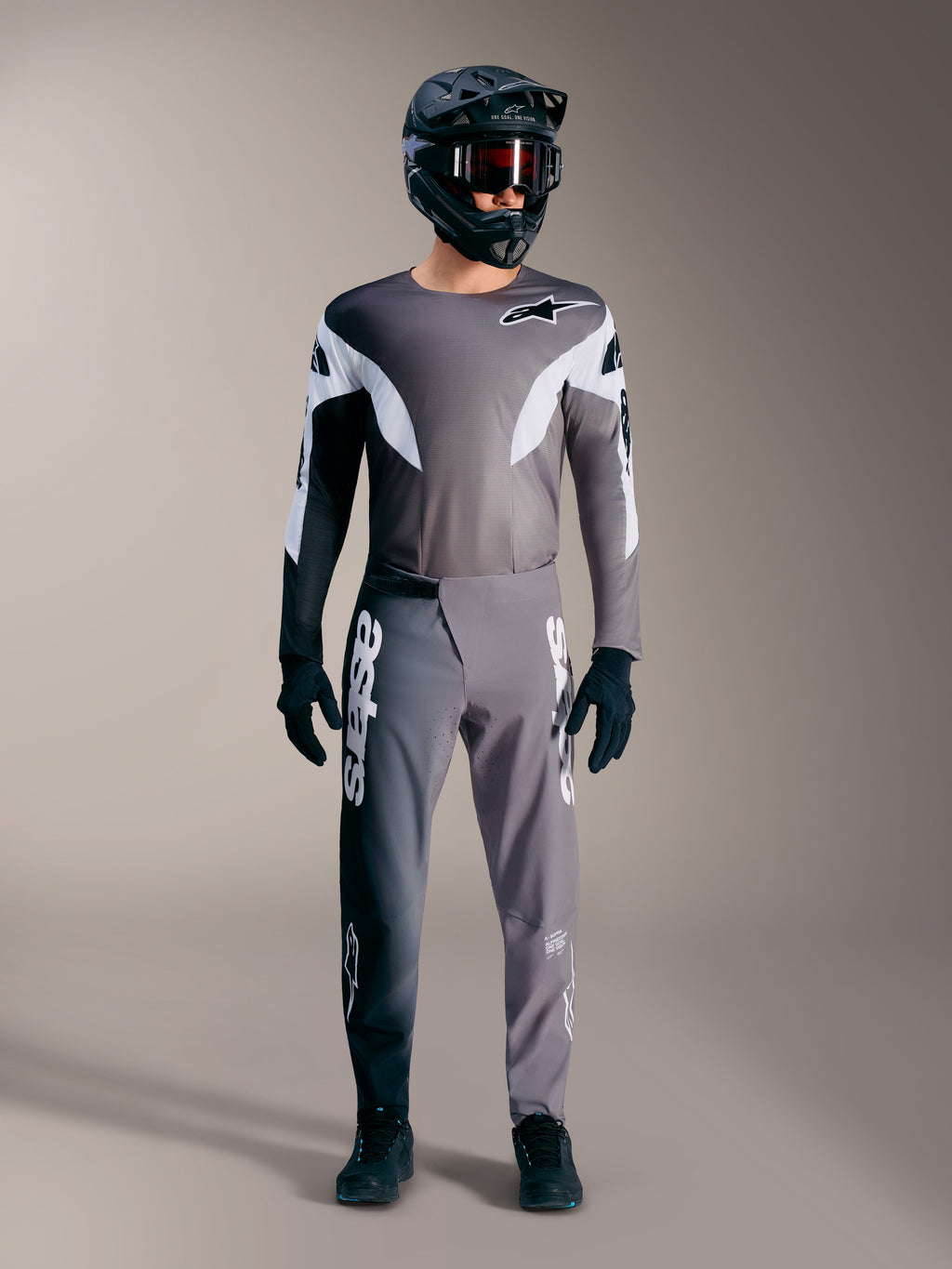 Alpinestars A-Supra Elite MTB-set in faded gray, performance jersey en broek met opvallende witte logo's.