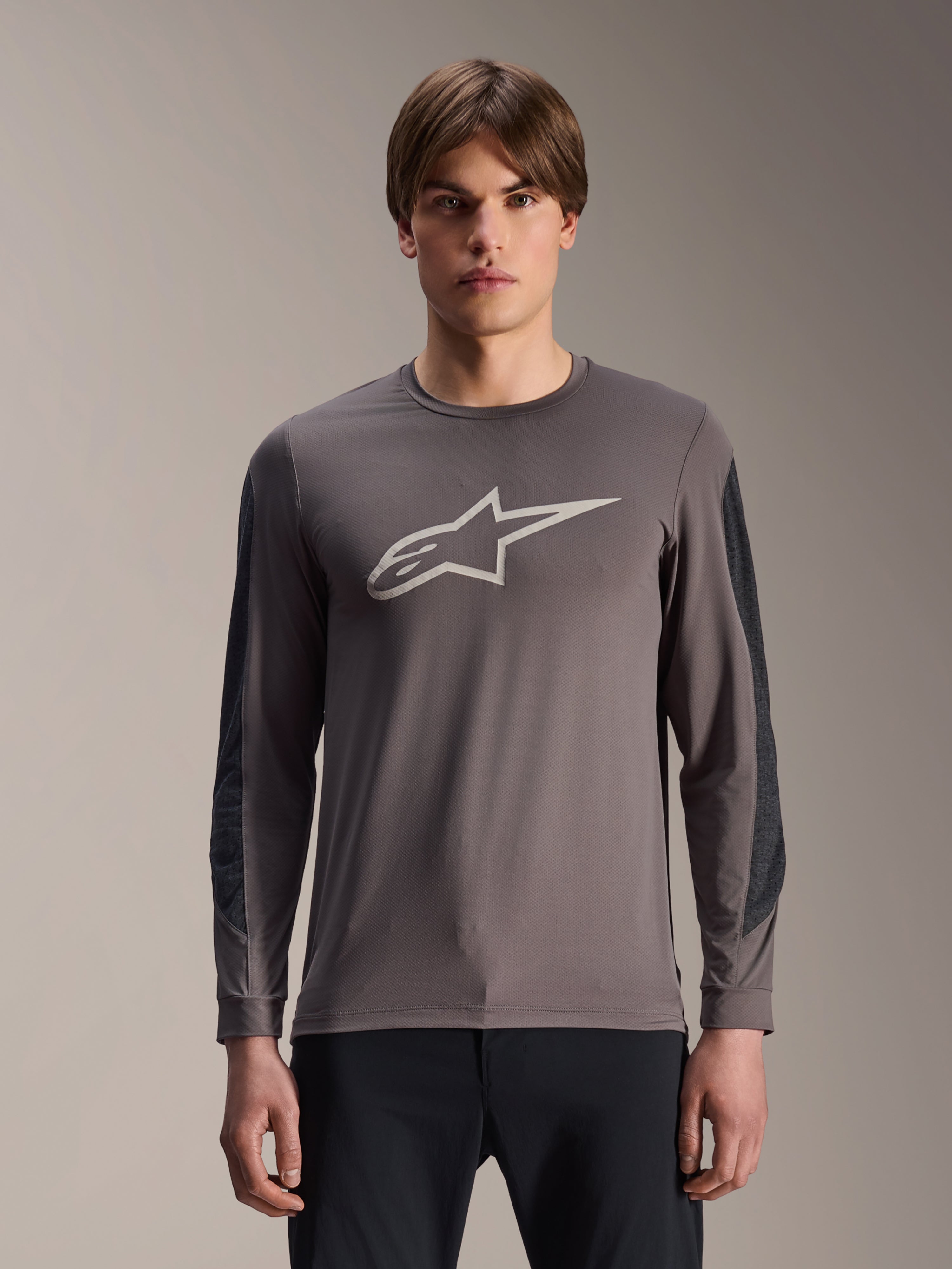 Alpinestars A-Dura Insert Astar Jersey, MTB-shirt met lange mouwen, donkergrijs met lichtgrijs Astar-logo, voorzien van donkergrijze verstevigde mouwpanelen, ronde hals, technische mountainbike-kleding