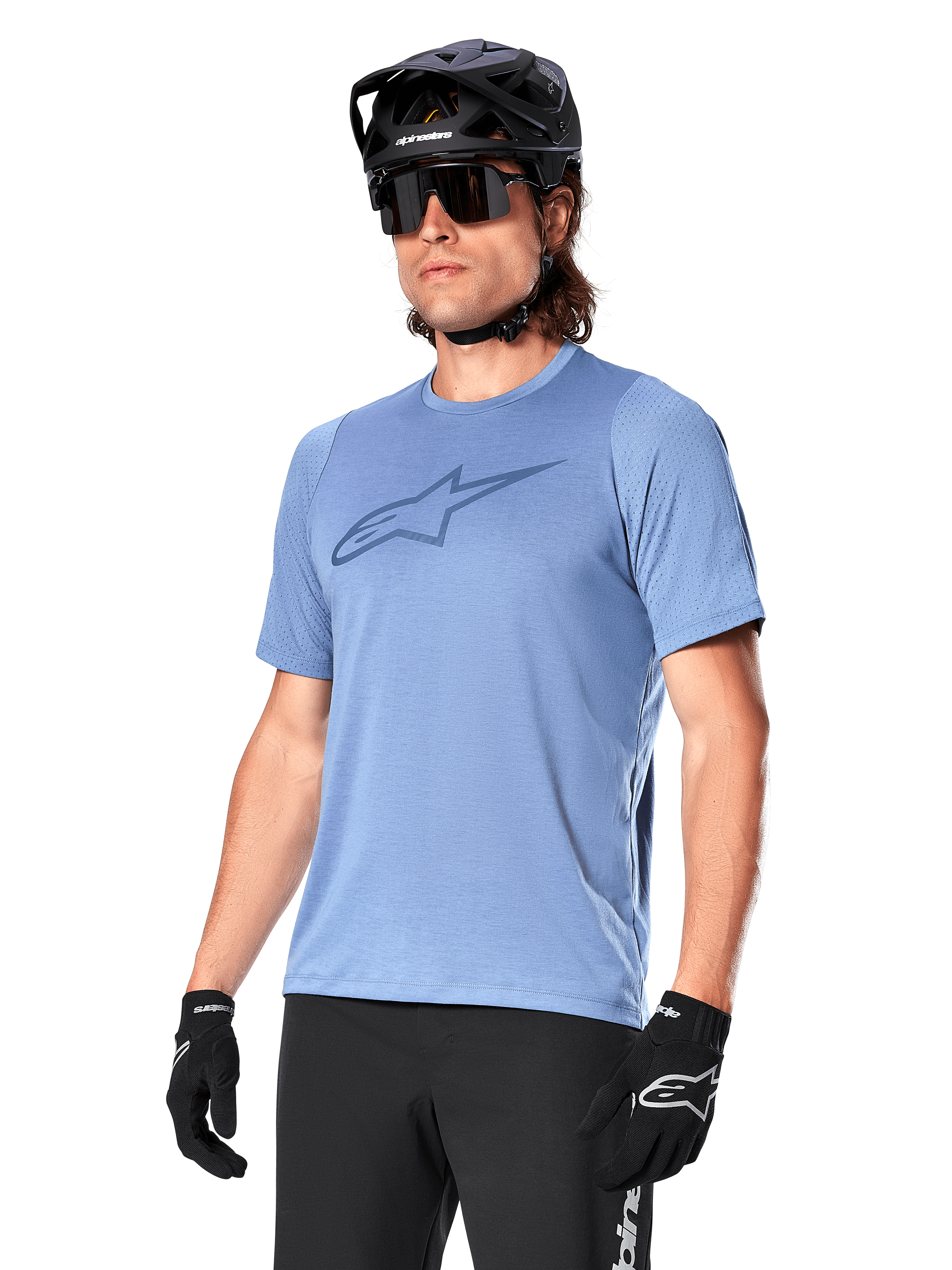 Alpinestars A-Dura Dri Astar jersey met korte mouwen, Infinity Blue, mountainbike jersey met mesh mouwventilatie en een groot logo op de borst, gedragen met zwarte helm, zonnebril en handschoenen, technische MTB-prestatiekleding