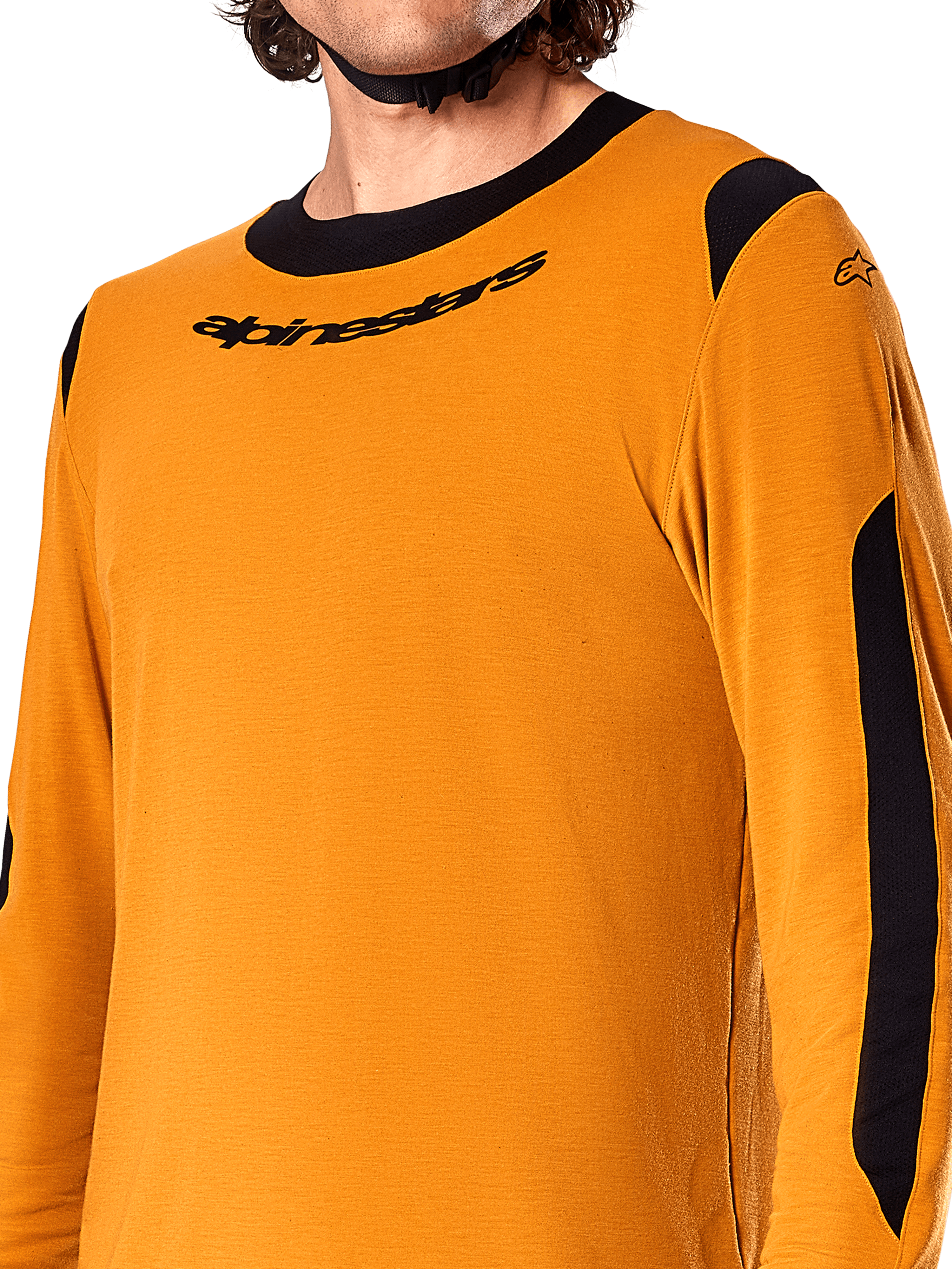 Alpinestars A-Dura Dri Wool Jersey met lange mouwen, Dark Gold, close-up van de zwarte ronde hals met logo en zwarte mesh ventilatiepanelen op de schouders en armen, hoogwaardige mountainbikekleding