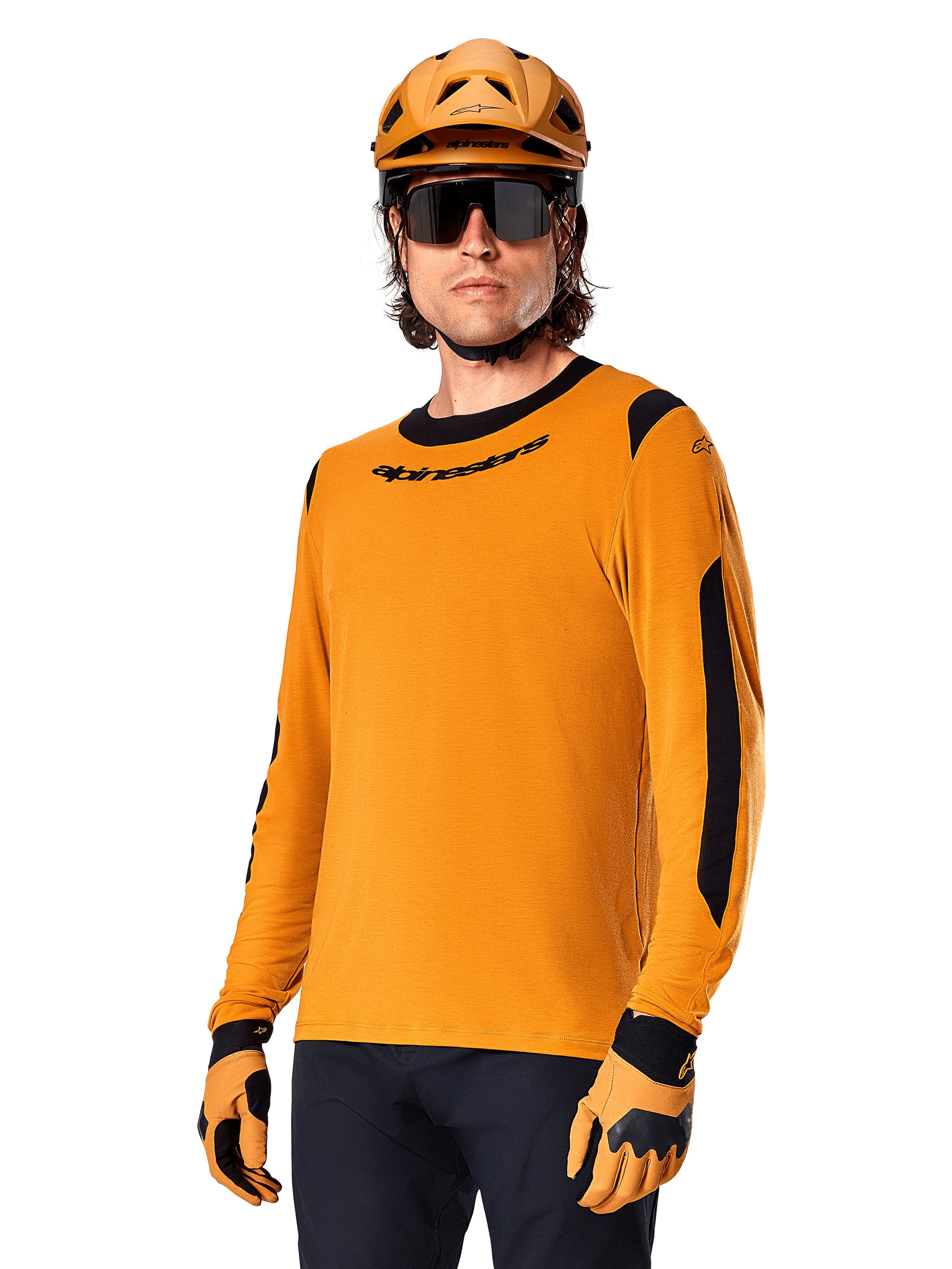 Alpinestars A-Dura Dri Wool Jersey met lange mouwen, MTB mountainbike-shirt, donkergoud en zwart, voorzien van een vochtafvoerende merinowolmix en mesh-panelen, fietser met bijpassende helm, zonnebril en handschoenen