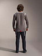 Pantalon Alpinestars A-Dura Elite et maillot à manches longues A-Dura Dri Wool, pantalon noir avec marquage blanc, maillot technique gris, vue arrière d'une tenue de VTT, vêtements de cyclisme tout-terrain durables