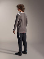 Maillot à manches longues Alpinestars A-Dura Dri-Wool gris et pantalon A-Dura Elite noir, vue arrière du modèle, logo Alpinestars blanc sur la jambe, équipement de VTT technique pour le tout-terrain