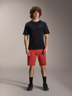 Alpinestars A-Dura Elite Shorts, MTB-Mountainbike-Shorts, Dunkelorange, getragen mit einem schwarzen kurzärmeligen Trikot und Radschuhen, Performance-Radsportbekleidung für das Mountainbiken