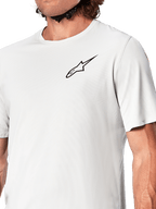 Maillot Alpinestars A-Aria Astar, maillot de cyclisme à manches courtes, White Dove, vue rapprochée présentant un logo Astar noir sur la poitrine, matière en polyester texturé respirant, coupe performance légère pour le VTT