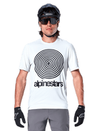 Maillot à manches courtes Alpinestars A-Dura Oscar, White Dove, présentant un grand graphique en spirale Oscar vintage noir et le logotype Alpinestars sur la poitrine, porté par un mannequin avec un casque de VTT noir, des lunettes de soleil et des gants noirs, style cyclisme patrimonial