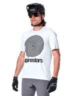 Maillot à manches courtes Alpinestars A-Dura Oscar, White Dove avec graphique spirale héritage noir et logo, porté avec casque de VTT et gants noirs, vêtement de performance sportif pour le VTT