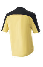 Alpinestars Drop Meta Jersey - Korte mouwen, mountainbike jersey, goud met zwart schouderstuk en mouwpanelen, achteraanzicht, verlengde achterkant voor extra dekking, lichtgewicht mesh-materiaal.