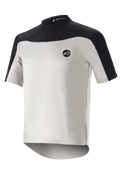 Alpinestars Drop Meta Jersey met korte mouwen, mountainbikeshirt, lichtgrijs en zwart, voorzien van een ademende mesh-constructie, zwarte schouderpas, ronde halslijn en een verlengde achterkant voor extra dekking