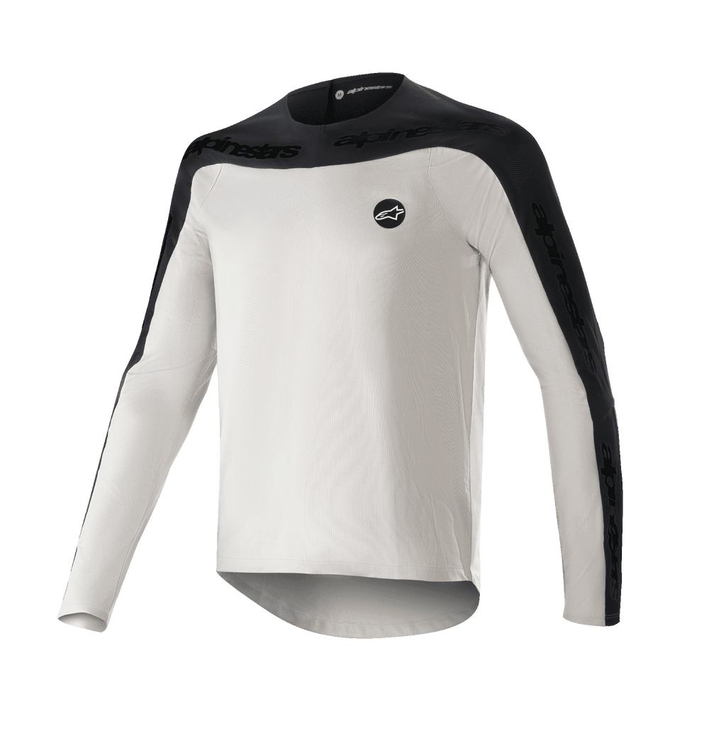 Alpinestars Drop Meta Jersey met lange mouwen, MTB-shirt, lichtgrijs en zwart, voorzien van een zwarte schouderpas en buitenste mouwpanelen met merknaam, verlengde achterzoom voor extra dekking en een rond logo op de linkerborst