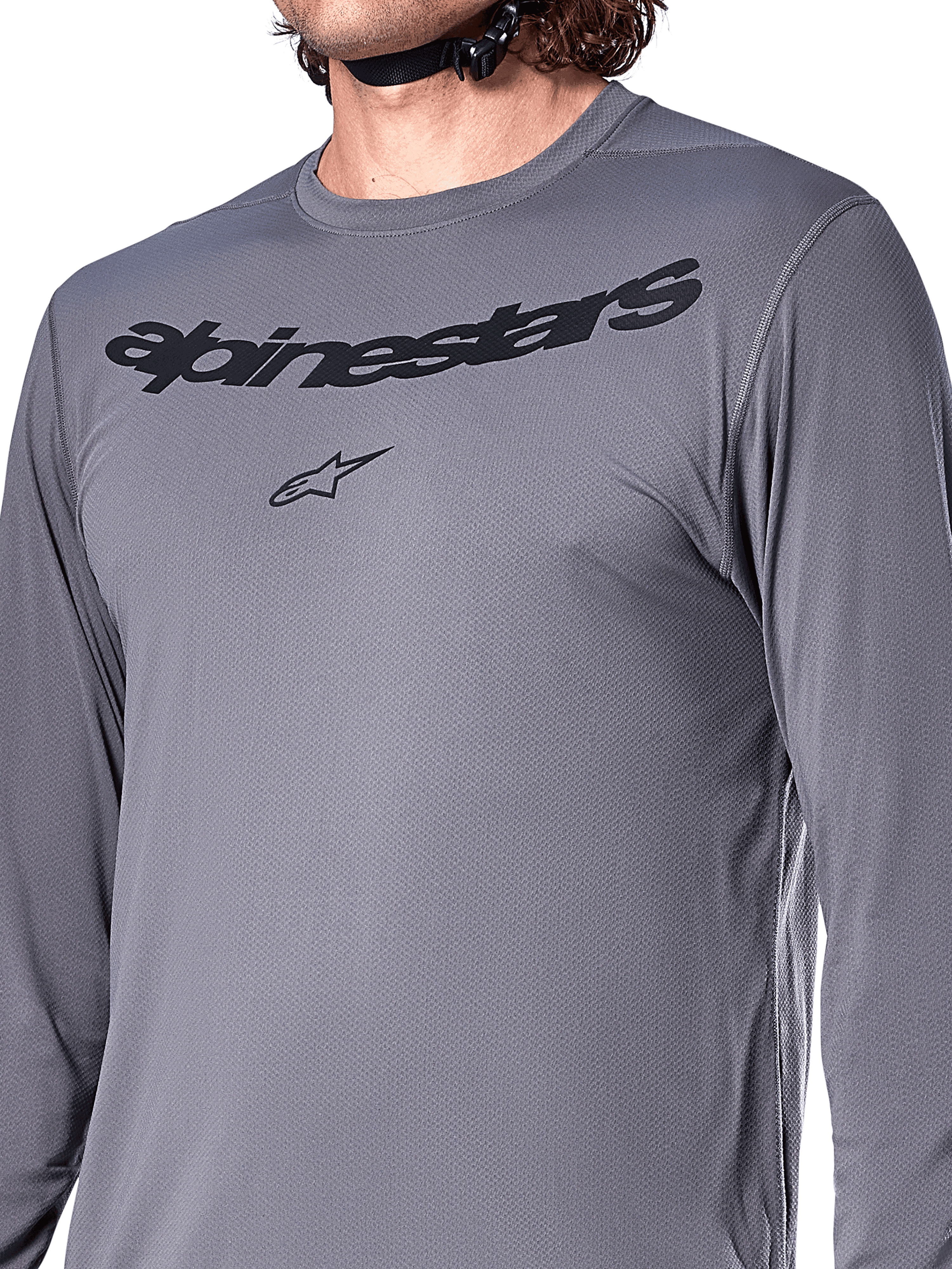 Alpinestars A-Dura Rocker Jersey met lange mouwen, donkergrijs, close-up van de borst met zwart Alpinestars-woordmerk en sterlogo, jacquard poly-spandex materiaal, hoogwaardige mountainbikekleding