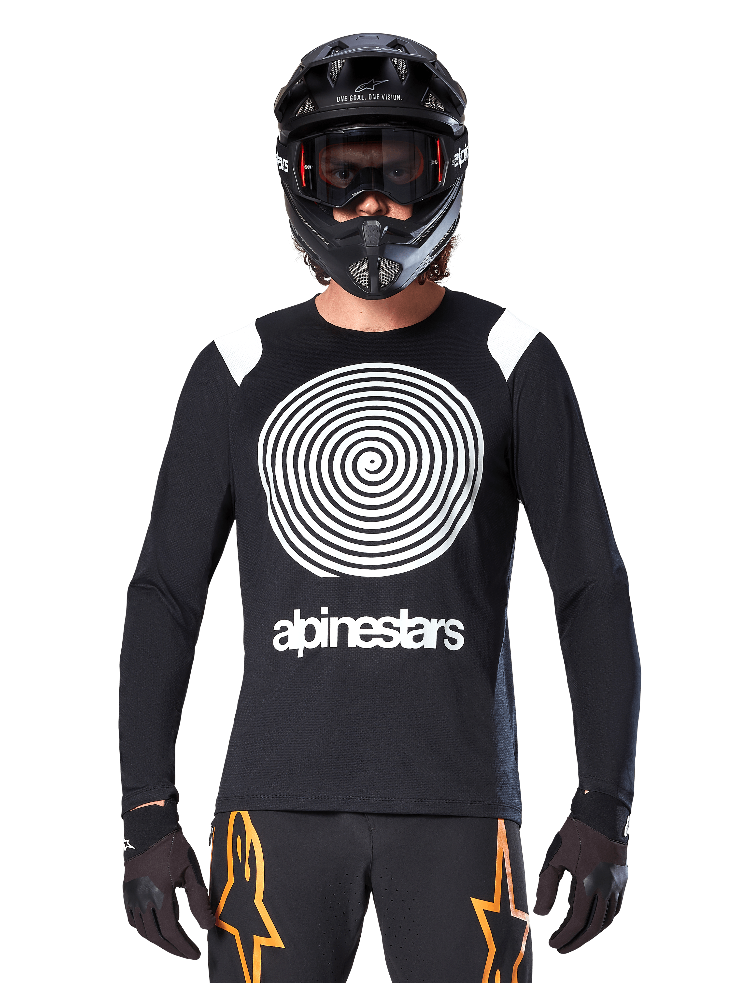 Maillot à manches longues Alpinestars A-Supra Oscar, noir avec graphique en spirale blanc et accents aux épaules, porté par un cycliste avec un casque intégral noir et des lunettes, pantalon noir et orange, équipement de cyclisme de performance pour le VTT gravity