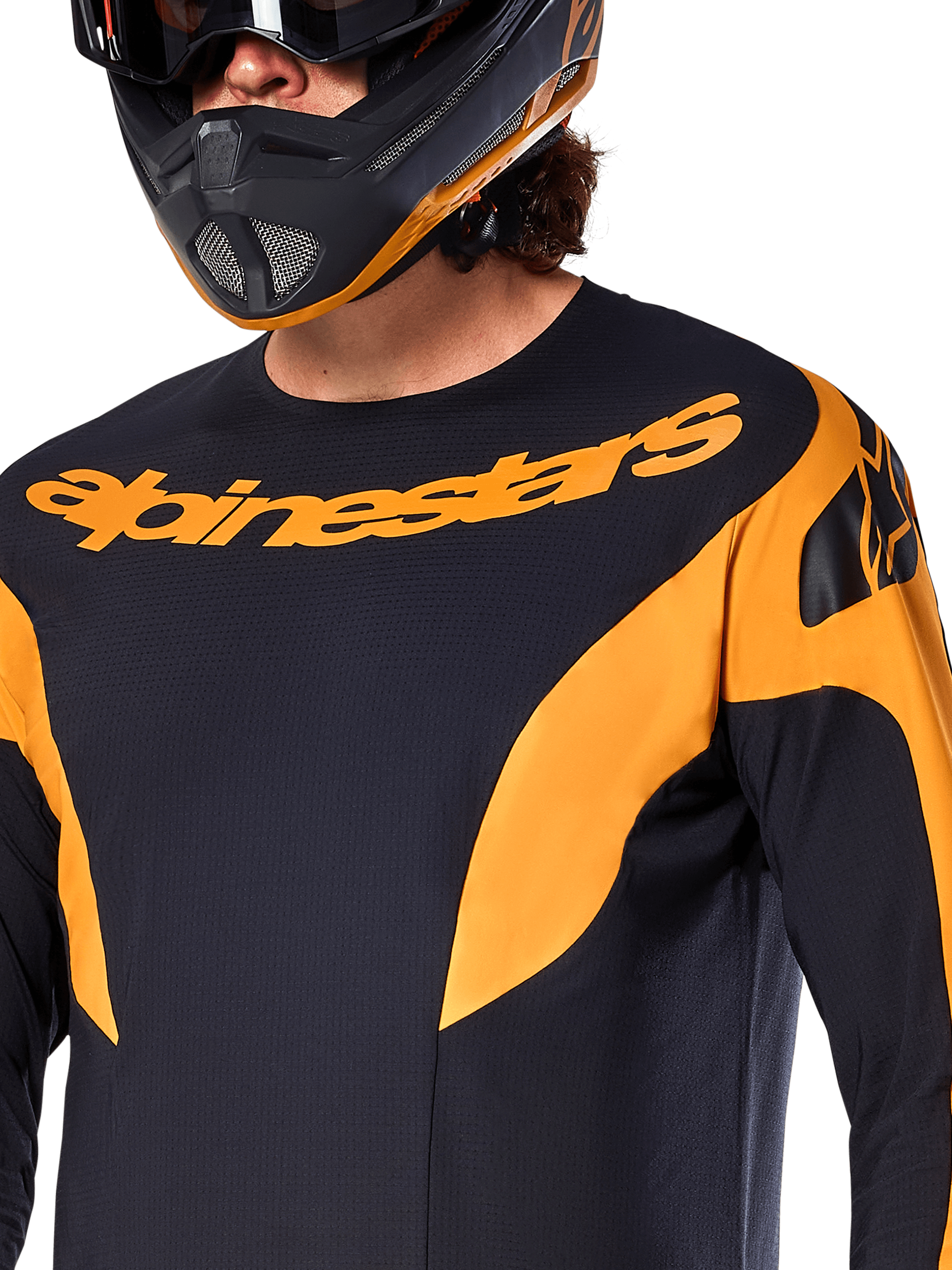 Maillot Alpinestars A-Supra Race - Manches longues, noir avec empiècements graphiques orange, grand lettrage Alpinestars orange sur la poitrine, présenté sur un pilote portant un casque intégral noir et orange assorti, équipement de course VTT haute performance
