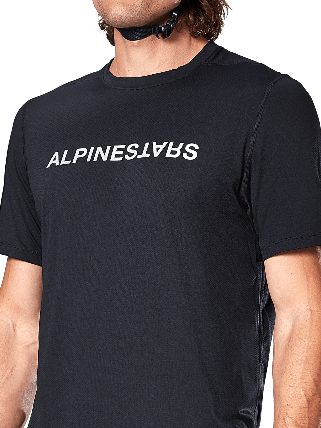 Alpinestars A-Dura Switch Jersey met korte mouwen, zwart, voorzien van een groot wit gezeefdrukt woordmerklogo op de borst, technische jacquardstof textuur, close-up vooraanzicht