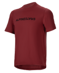 Alpinestars A-Dura Switch Jersey, maillot de VTT à manches courtes, bordeaux, logo noir sur la poitrine, tissu léger évacuant l'humidité, col rond et pan arrière allongé, conçu pour le cyclisme tout-terrain