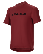 Alpinestars A-Dura Switch Jersey, maillot de VTT à manches courtes, bordeaux, logo noir sur la poitrine, tissu léger évacuant l'humidité, col rond et pan arrière allongé, conçu pour le cyclisme tout-terrain