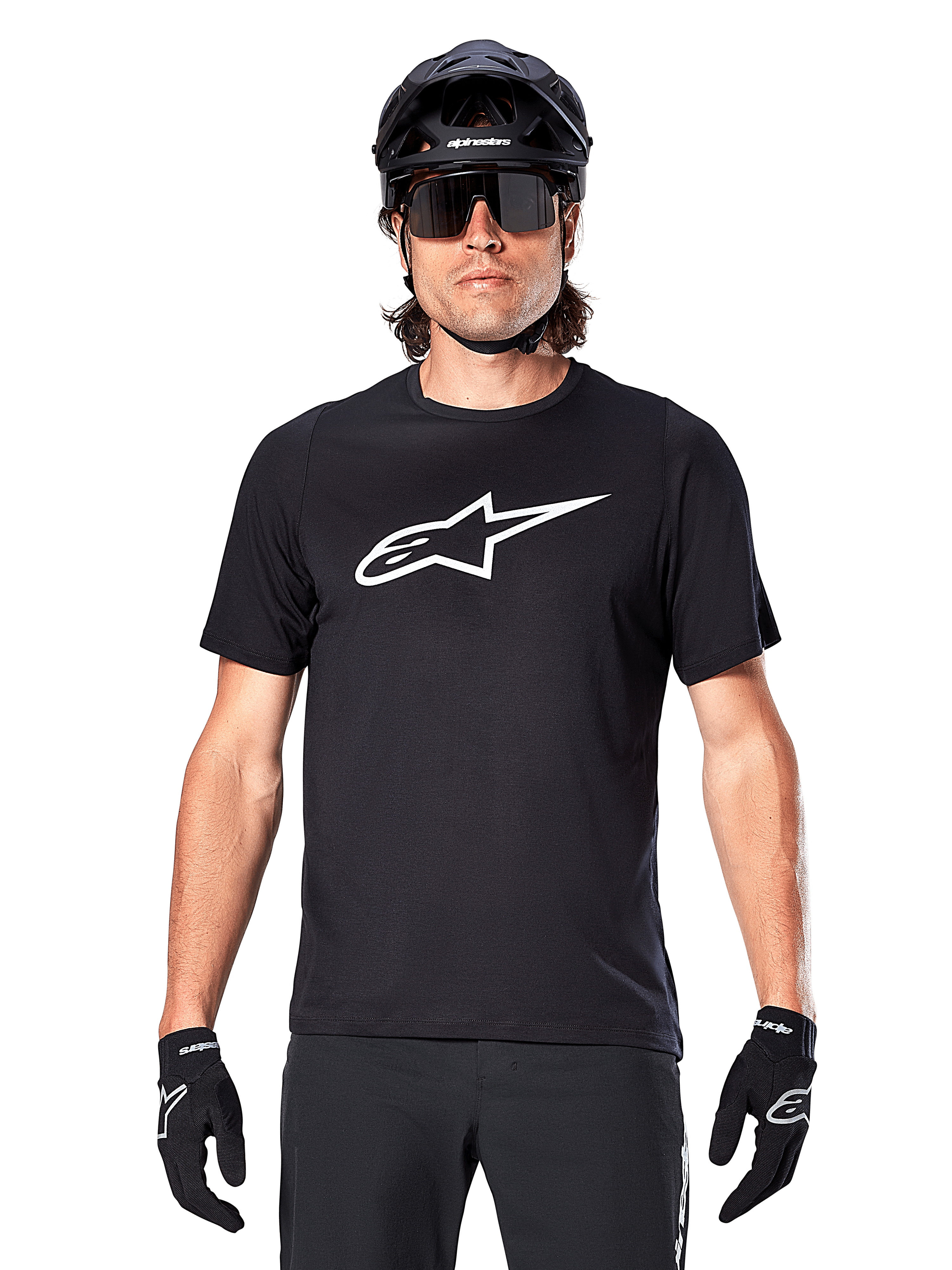 Alpinestars A-Dura Dri Oscar Kurzarmtrikot, Schwarz Reflektierend, getragen mit schwarzem MTB-Helm, Sonnenbrille und Handschuhen, mit markantem weißem Logo auf der Brust, Performance-Ausrüstung für Mountainbiking