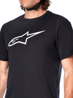 Alpinestars A-Dura Dri Oscar Trikot, Kurzarm-MTB-Trikot, Schwarz-reflektierend, mit großem weißen Alpinestars-Logo auf der Brust, technisches feuchtigkeitsableitendes Material für Mountainbiking